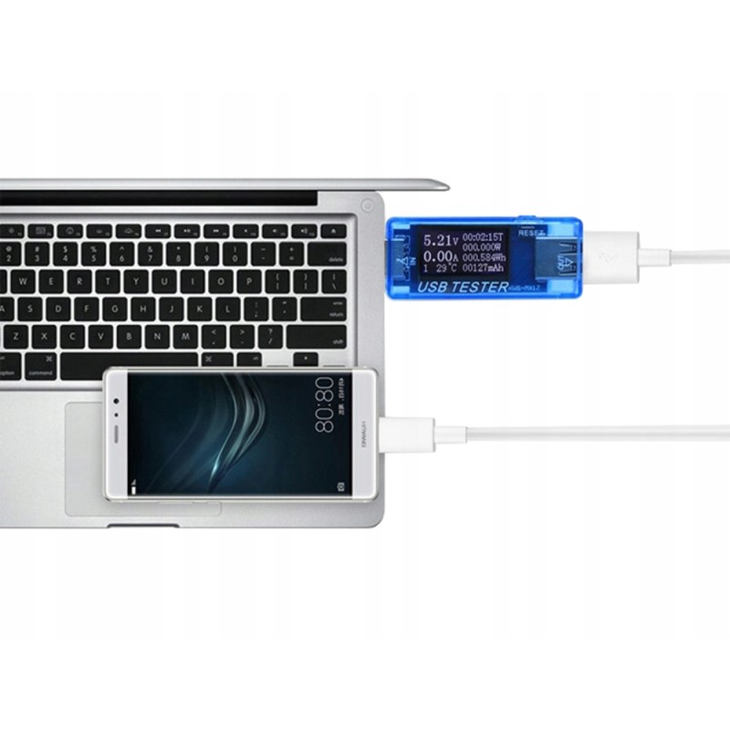 USB-testerin LCD-näyttö ja fyysinen RESET-nollauspainike