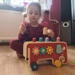 Puinen Montessori-norsu – hakkaamislelu ja aktiviteettilelu