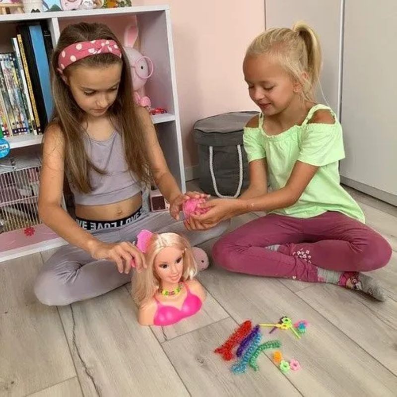 Nuken hiusten letittäminen ja kääntyvän pään käyttö leikissä