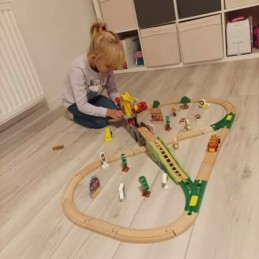 Puinen junarata paristoveturilla  | 57-osainen lasten junarata ja nosturikone