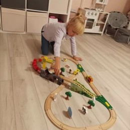 Puinen junarata paristoveturilla  | 57-osainen lasten junarata ja nosturikone