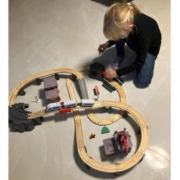 Puinen junarata paristoveturilla 4,8m | Suuri 70-osainen lasten puujunaratasetti
