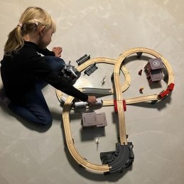 Puinen junarata paristoveturilla 4,8m | Suuri 70-osainen lasten puujunaratasetti