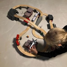 Puinen junarata paristoveturilla 4,8m | Suuri 70-osainen lasten puujunaratasetti